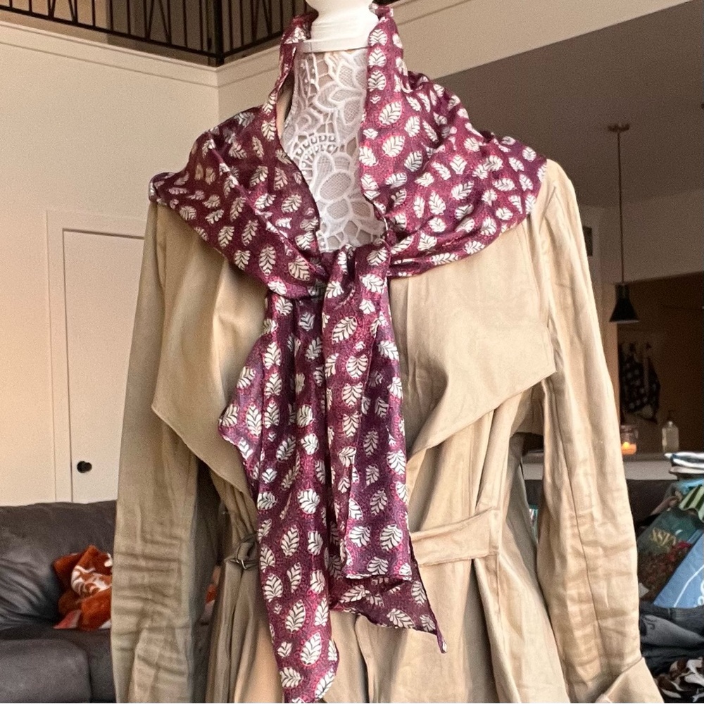 Scarf red with leaves